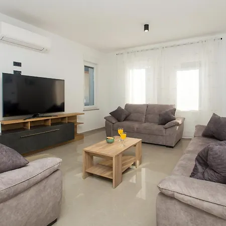 Family Friendly House With A Swimming Pool Srinjine, Split - 23770 Semesterbostad *