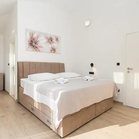Family Friendly House With A Swimming Pool Srinjine, Split - 23770 Semesterbostad *