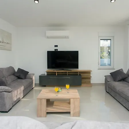 Family Friendly House With A Swimming Pool Srinjine, Split - 23770