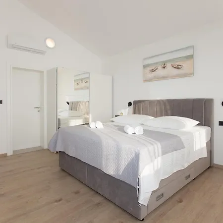 Family Friendly House With A Swimming Pool Srinjine, Split - 23770 Semesterbostad *