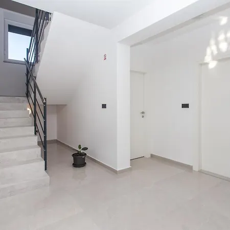 Family Friendly House With A Swimming Pool Srinjine, Split - 23770 Semesterbostad *