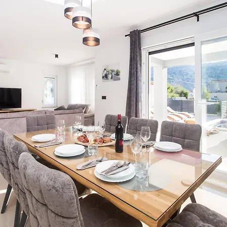 Semesterbostad Family Friendly House With A Swimming Pool Srinjine, Split - 23770 Srinjine