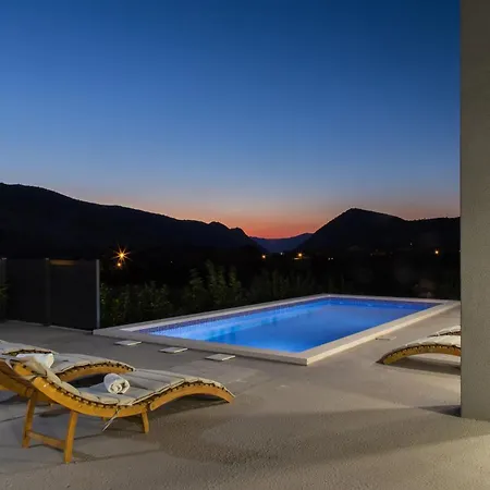 Family Friendly House With A Swimming Pool Srinjine, Split - 23770 Semesterbostad